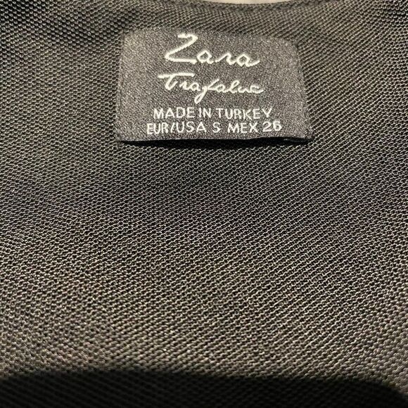 Black sleeveless top with silver side snaps 💚🌻 - Picture 5 of 5